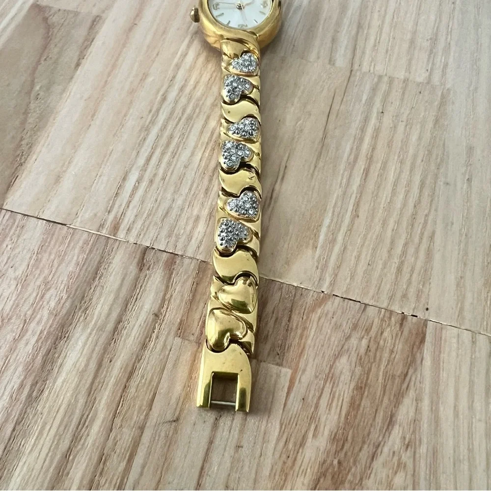 Unbranded ladies oval gold tone crystal hearts dress watch NEW BATTERY